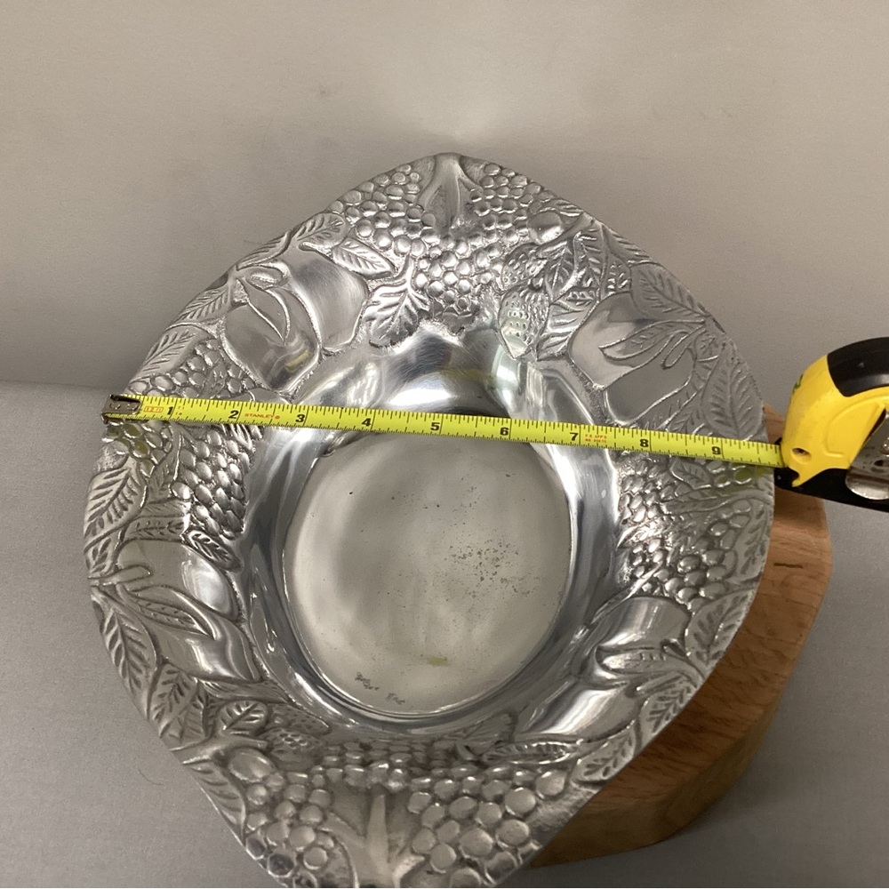 ⚫️ Vintage Cast Aluminum or Pewter Large Fruit / Salad / Serving / Display Bowl - Picture 12 of 14
